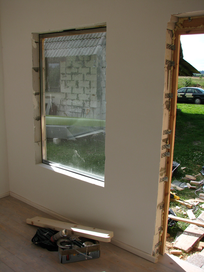 Vienkāršas darbnīcas projekts - būvniecības procesa bildes, logi un durvis