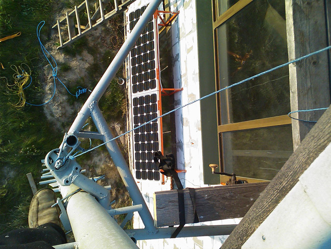 Vēja ģeneratora masta celšanas process