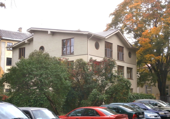 Mājas projekts - dzīvojamā māja ar trim dzīvokļiem, uzbūvētās ēkas bildes