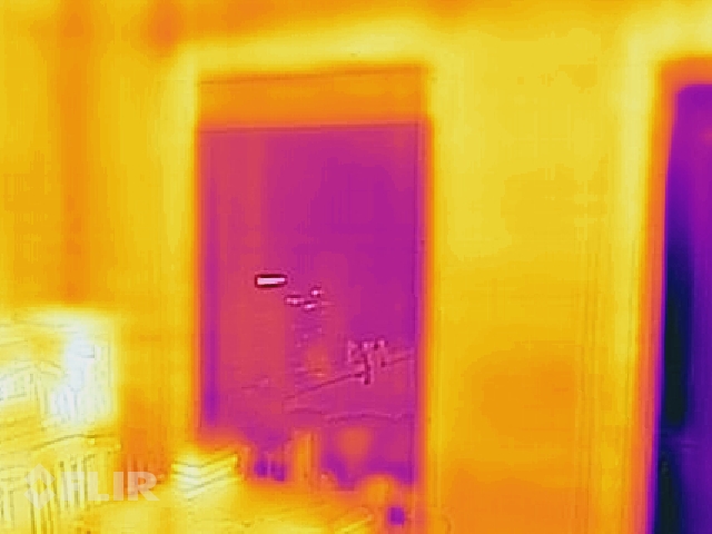 Ailas augšdaļā redzamas ruļveida žalūzijas, ziemeļvalstīs ir iecienīti risinājumi ar siltu žalūziju izmantošanu nakts laikā, tā samazinot kopējos ēkas siltuma zudumus, kā redzams, arī vienkāršas plāna auduma žalūzijas jau rada nelielu traucējumu siltuma plūsmai.