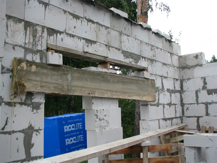 Saimniecības ēkas ekonomiska būvniecība, mūrēšana ailu pārsedžu izveide