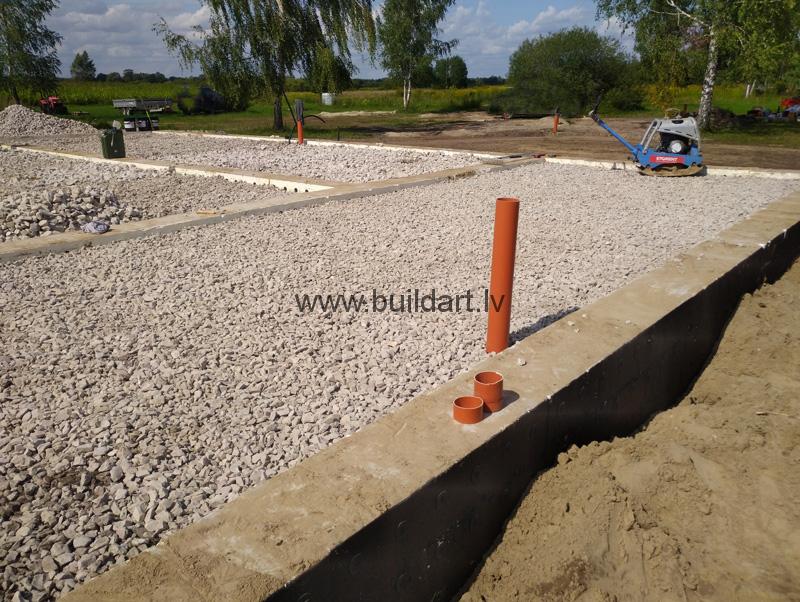 Pašrocīga būvniecība - pamatu betons jau ieliets