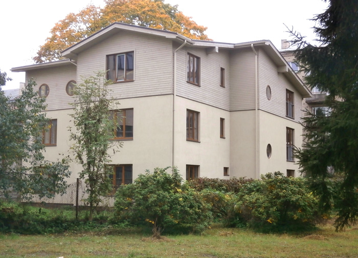 Mājas projekts - dzīvojamā māja ar trim dzīvokļiem, uzbūvētās ēkas bildes