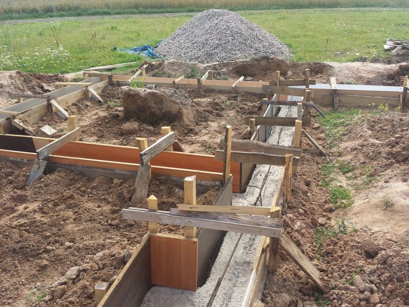 Pamatu būvēšana izmantojot zemes veidni - pamatu virszemes daļas betonējums