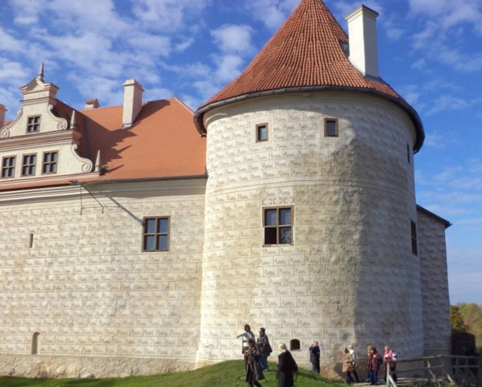 Aplokšņu apmetums Bauskas pils fasādēs