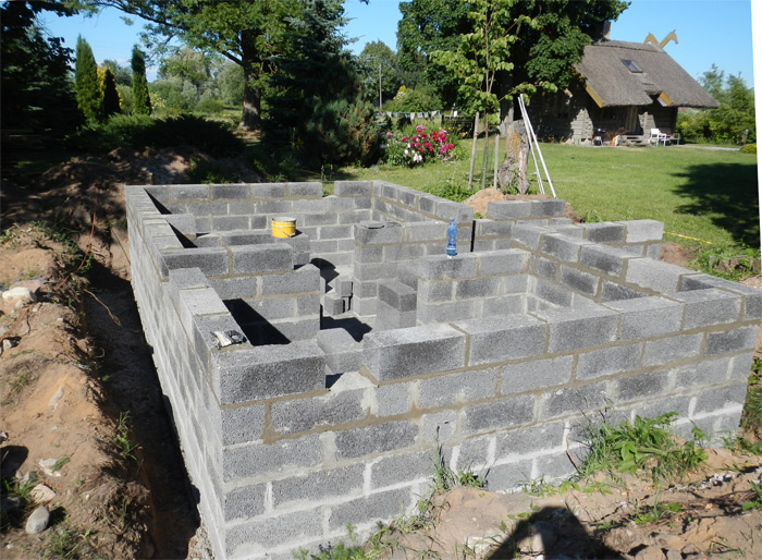 Pagraba projekts - būvniecības process, sienas tiek mūrētas no keramzītbetona blokiem