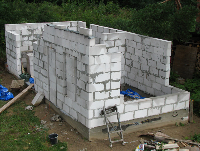 Saimniecības ēkas ekonomiska būvniecība, mūrēšana ailu pārsedžu izveide