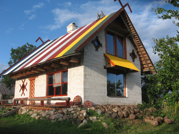 jumtiņš - marķīze telpu pasargāšanai no saules vasarā