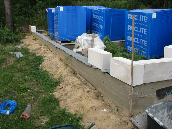 Saimniecības ēkas ekonomiska būvniecība, pirmās mūra rindas augstuma un līmeņu noprecizēšana