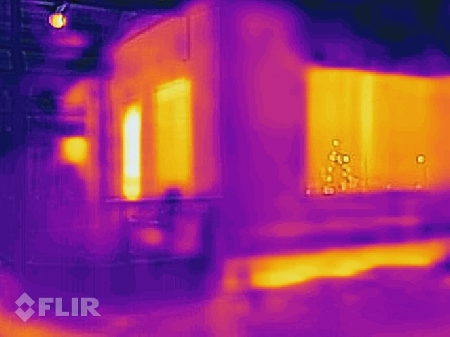 Gāzbetona bloku sienas - 20cm biezumā, sienas ir nedaudz siltumu caurlaidīgas. Pamati kvēlo dēļ zemes siltuma, grīda ir virs pamatu līmeņa un nosiltināta, šis nav apkures siltums, bet starpība ko rada zemes dabiskā temperatūra +4-7C un pārējās daļas āra temperatūrā mīnus 12C.