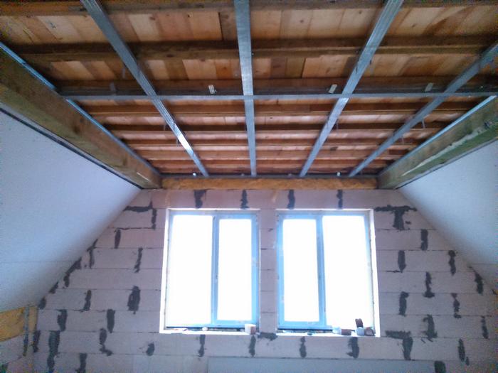 Ģimene pašrocīgi būvē sev māju, būvniecības procesa bildes