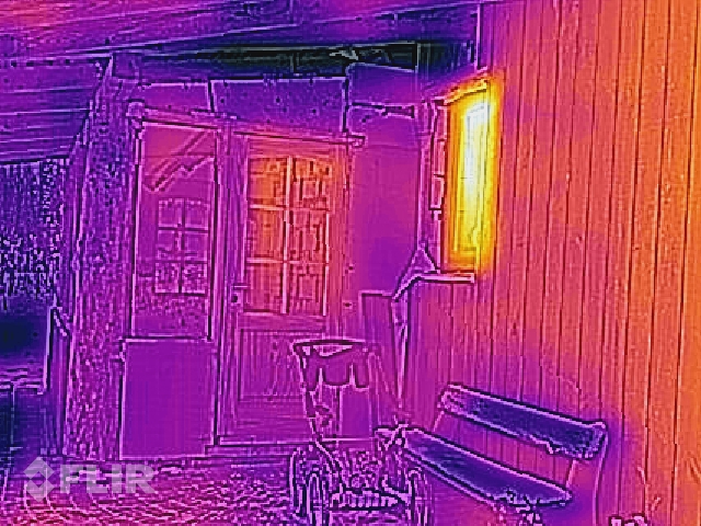 Pašrocīgi siltinātā māja - termofotogrāfijas