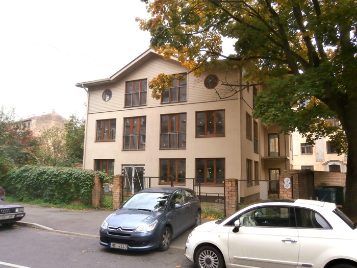 Mājas projekts - dzīvojamā māja ar trim dzīvokļiem, uzbūvētās ēkas bildes