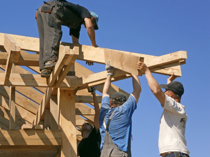 Koka statņu, koka karkasa mājas projekts, būvniecības procesa bildes