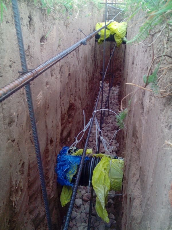 Pamatu būvēšana izmantojot zemes veidni - ailu izveidošana komunikācijām