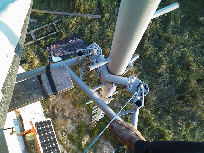 Vēja ģeneratora masta celšanas process