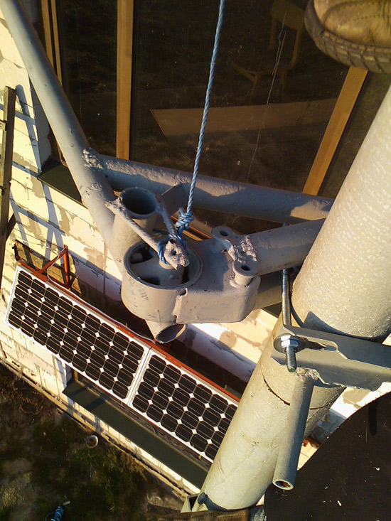 Vēja ģeneratora masta celšanas process