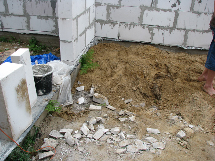 Saimniecības ēkas ekonomiska būvniecība, iekšējā perimetra piebēršana tālākai grīdas betonēšanai nepieciešamajā līmenī