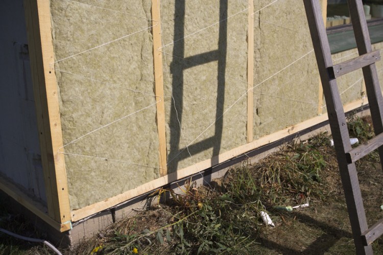 Mājas projekts "Ansis", projekta realizācijas process - fasāžu apdare, siltināšana pašu spēkiem