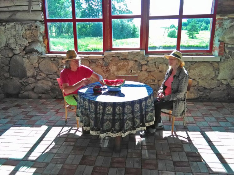 Pašrocīgi ieklāta bruģakmens grīda saimniecības ēkā