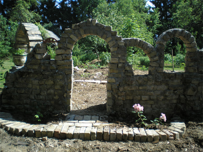 Rožu dārzs ar ķieģeļu arkām