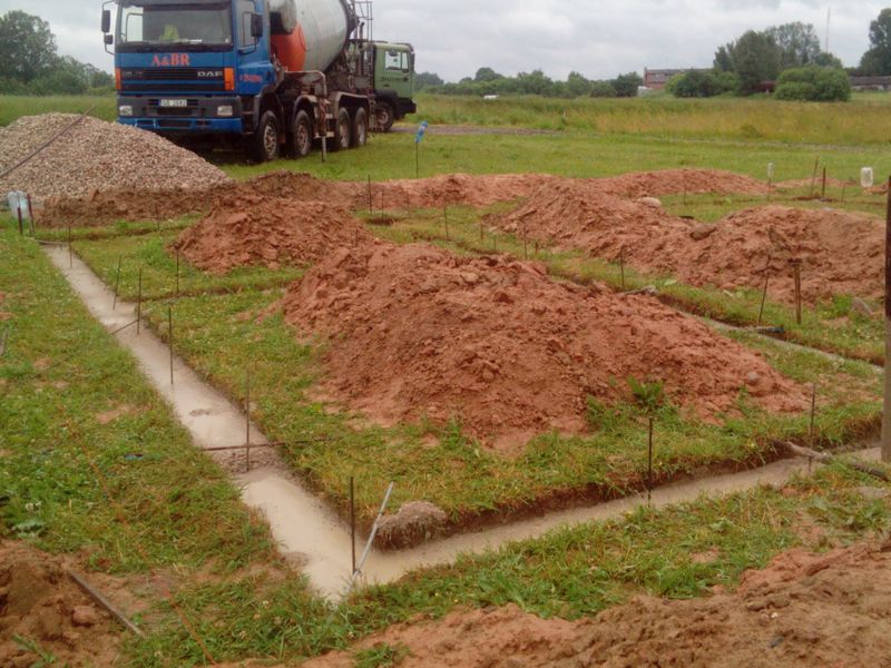 Pamatu būvēšana izmantojot zemes veidni - betona ieliešana