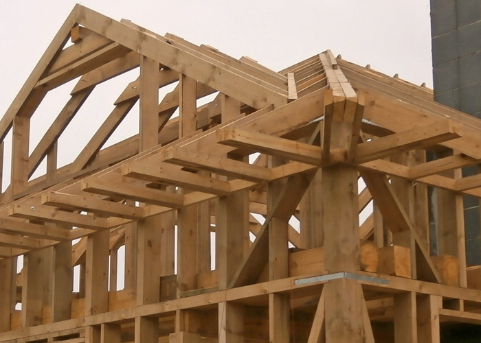 Koka statņu, koka karkasa mājas projekts, būvniecības procesa bildes