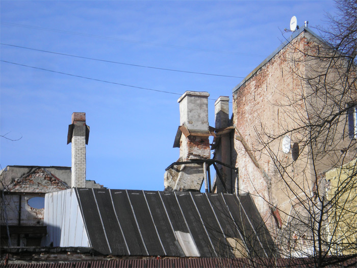 Dūmvadu tehnoloģijas - līmeņošana bez svērteņa palīdzības, iespējams, namdari strādāja ātrāk par mūrniekiem, un tiem nācās piemēroties namdaru veikumam.