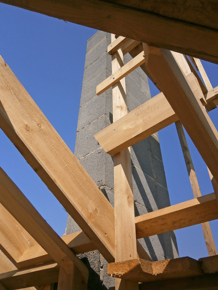 Koka statņu, koka karkasa mājas projekts, būvniecības procesa bildes