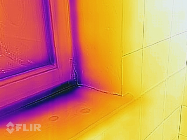 Pašrocīgi siltinātā māja - termofotogrāfijas