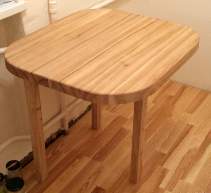 Paštaisīts oša koka galds - gandrīz jau var, bet der atcerēties arī par trešo kāju!