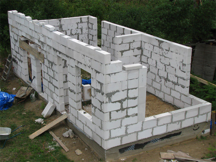 Saimniecības ēkas ekonomiska būvniecība, mūrēšana ailu pārsedžu izveide