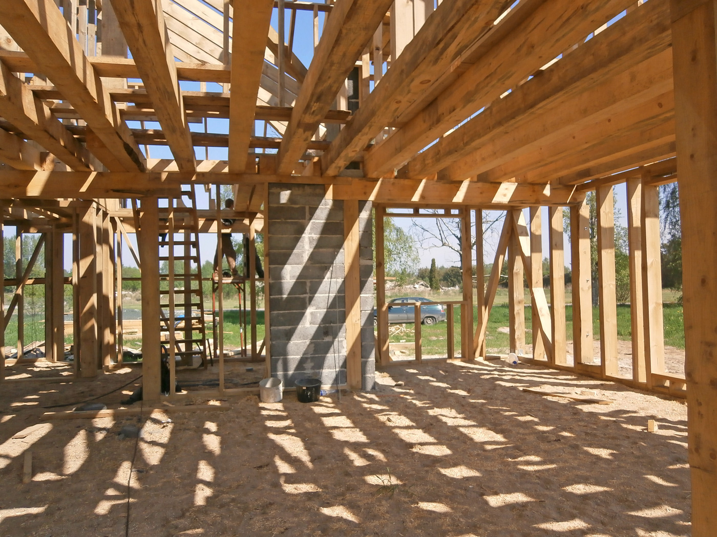 Koka statņu, koka karkasa mājas projekts, būvniecības procesa bildes