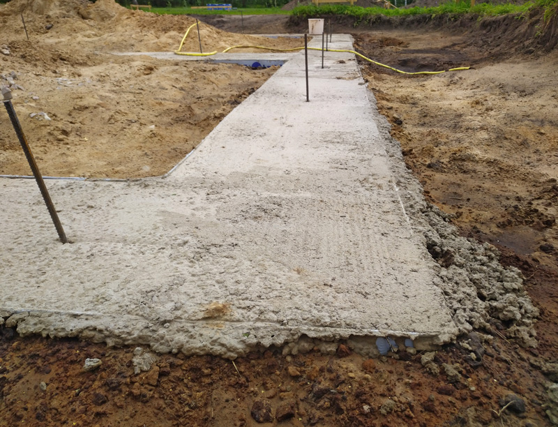 Dzīvojamās mājas projekta būvniecības procesa bildes - ieliets betons pamatu pēdai