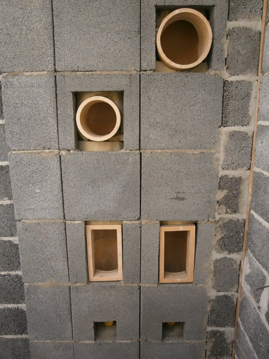 Koka statņu, koka karkasa mājas projekts, būvniecības procesa bildes, skurstenis