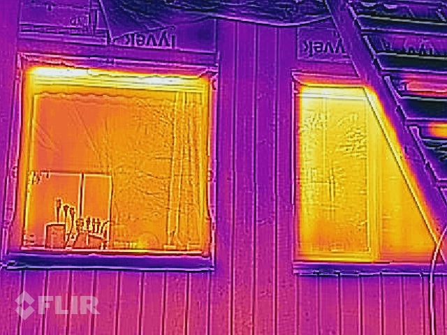 Pašrocīgi siltinātā māja - termofotogrāfijas