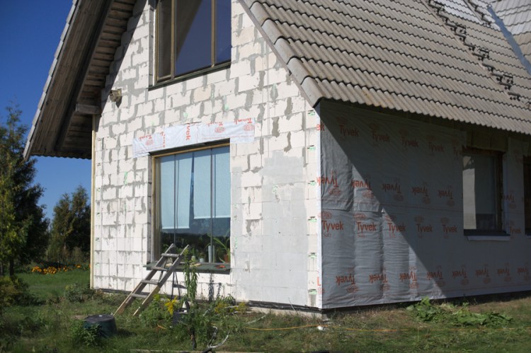 Mājas projekts "Ansis", projekta realizācijas process - fasāžu apdare, siltināšana pašu spēkiem