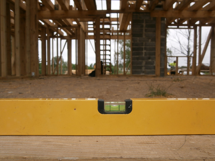 Koka statņu, koka karkasa mājas projekts, būvniecības procesa bildes, precizitāte