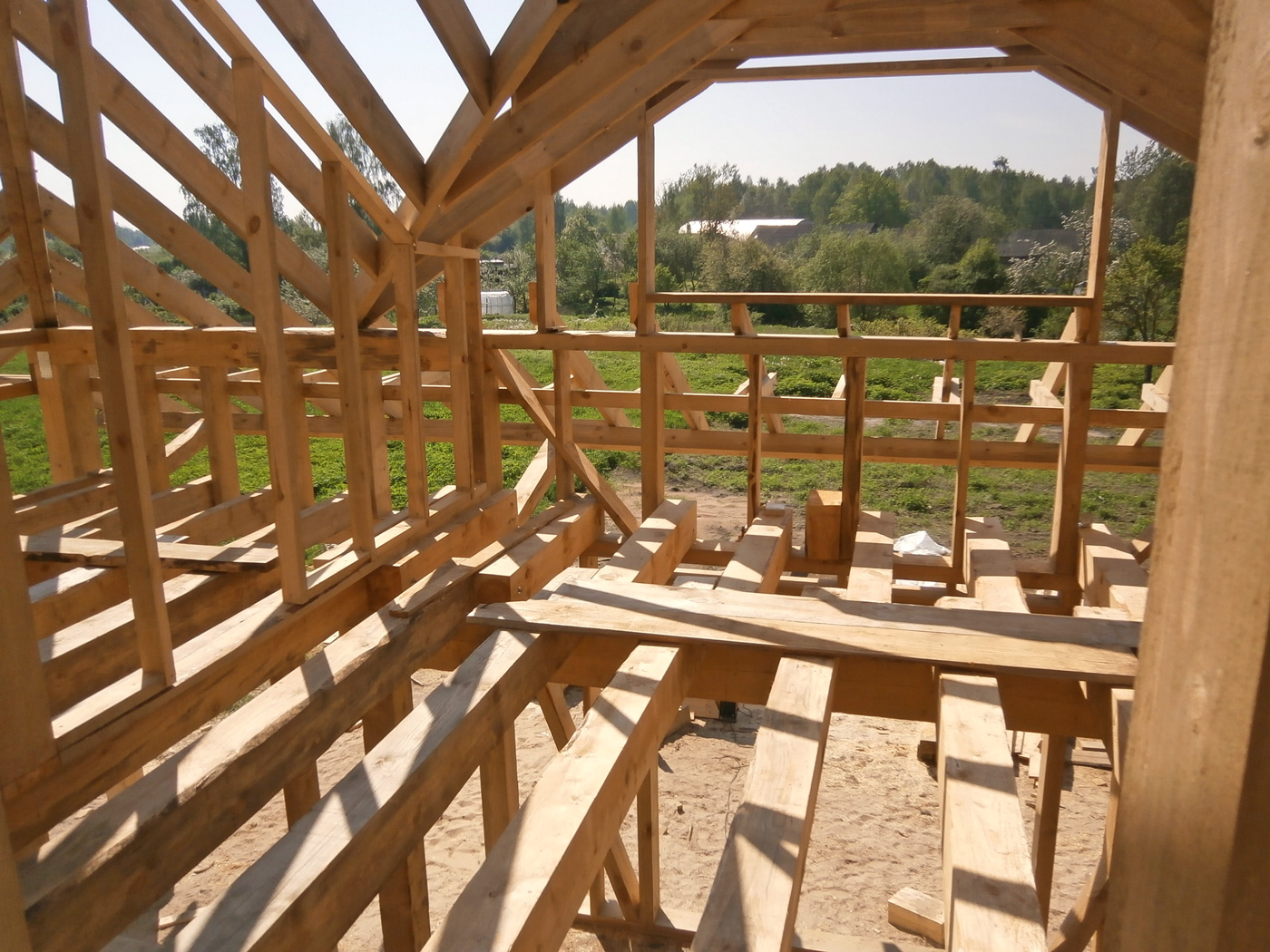 Koka statņu, koka karkasa mājas projekts, būvniecības procesa bildes