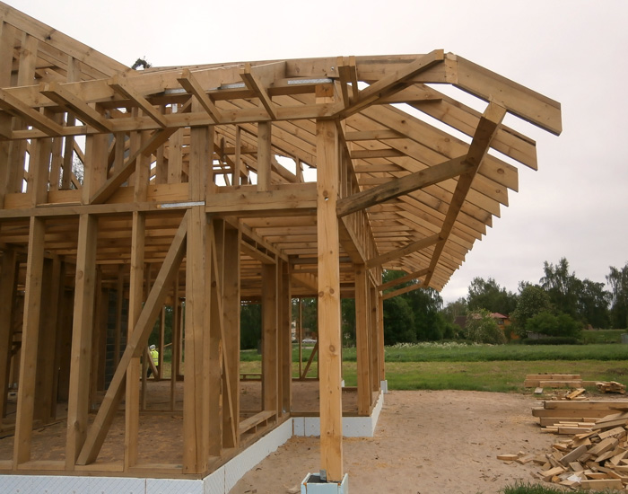 Koka statņu, koka karkasa mājas projekts, būvniecības procesa bildes