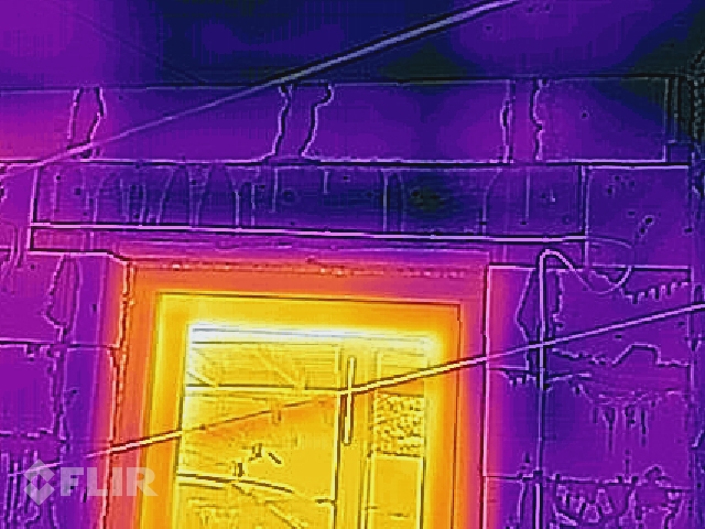 Pašrocīgi siltinātā māja - termofotogrāfijas