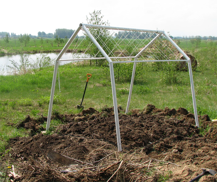 Paštaisīta pašbūvēta maza siltumnīca no metāla caurulēm