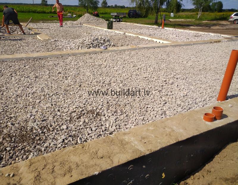 Pašrocīga būvniecība - pamatu betons jau ieliets