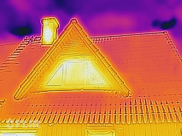 Pašrocīgi siltinātā māja - termofotogrāfijas