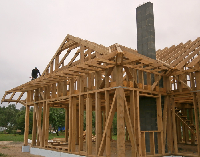 Koka statņu, koka karkasa mājas projekts, būvniecības procesa bildes