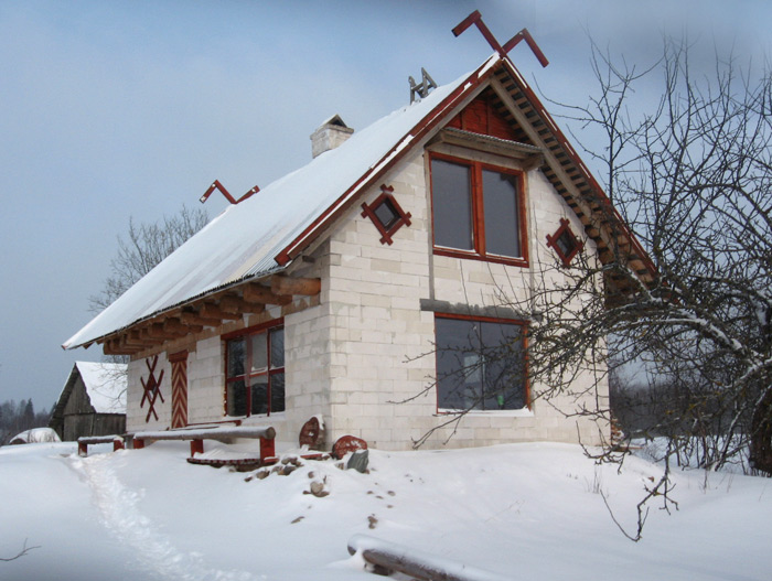 Ekonomiskas ģimenes mājas projekts, māja ziemā