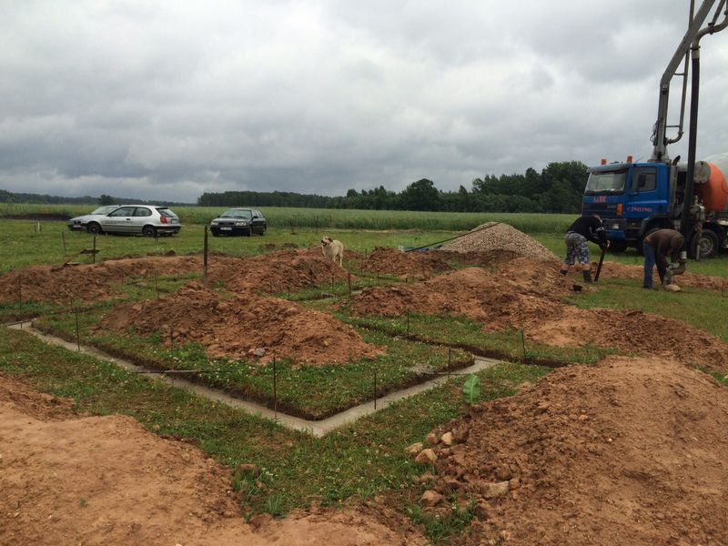 Pamatu būvēšana izmantojot zemes veidni - betona ieliešana