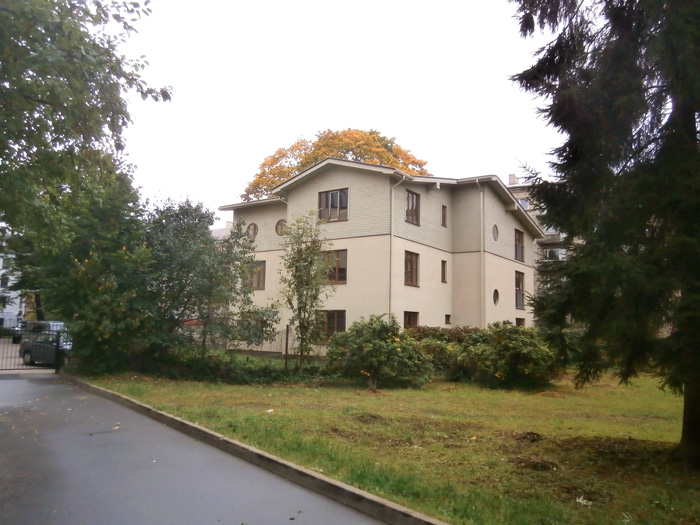 Mājas projekts - dzīvojamā māja ar trim dzīvokļiem, uzbūvētās ēkas bildes