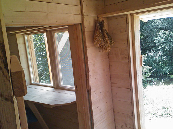 Skats uz istabas logu un ārdurvīm