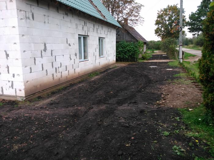Ģimene pašrocīgi būvē sev māju, būvniecības procesa bildes